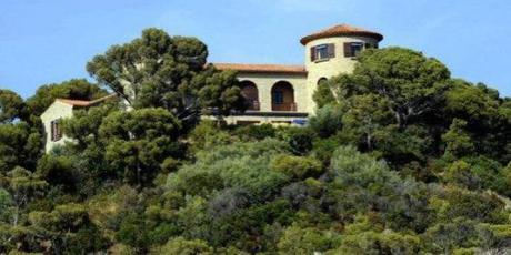 Les élus de gauche manifestent contre la crise au Cap Nègre