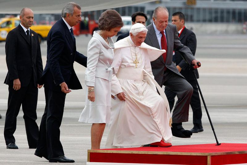 BIENVENIDO! - Le pape a été accueilli par le roi d'Espagne Juan Carlos et la reine Sofia à l'aéroport de Madrid, le 18 août 2011. L'avion de Benoît XVI s'est posé jeudi dans la capitale espagnole, où le souverain pontife participera jusqu'à dimanche aux Journées mondiales de la Jeunesse (JMJ). Sur le tarmac, Benoit XVI s'est réjoui de sa venue à Madrid : « écouter, prier ensemble avec les jeunes » et « célébrer l'eucharistie avec eux me causent une immense joie », a-t-il déclaré dans son discours d'arrivée.