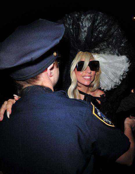 Lady GaGa signe un autographe pour la police