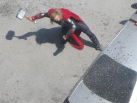 Vidéo: L'incroyable coup de marteau de Thor sur le tournage de The Avengers !