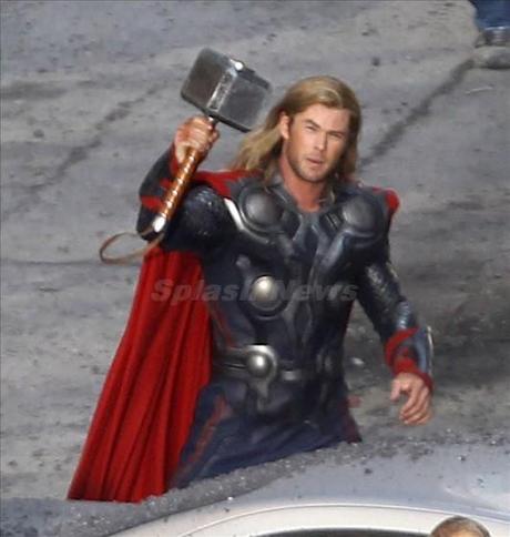 Vidéo: L'incroyable coup de marteau de Thor sur le tournage de The Avengers !