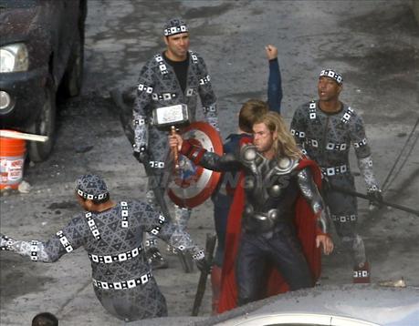 Vidéo: L'incroyable coup de marteau de Thor sur le tournage de The Avengers !