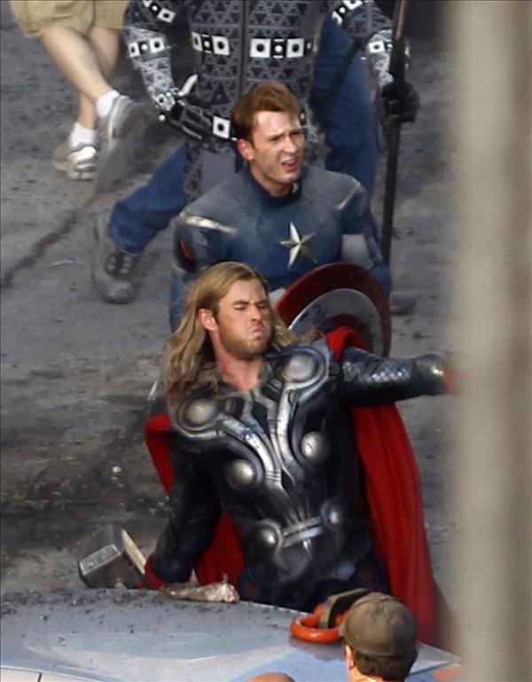 The Avengers : Captain America et Thor se battent