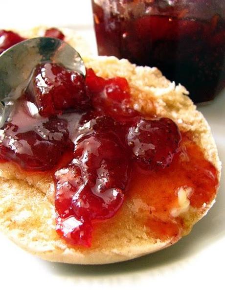 J'ai 5 ans ! Et une tartine à la confiture de tomates-fraises s'il vous plaît ! J'ai 5 ans ! Et une tartine à la confiture de tomates-fraises s'il vous plaît !