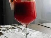 Soupe froide pastèque-framboises dans tradition d'un gaspacho