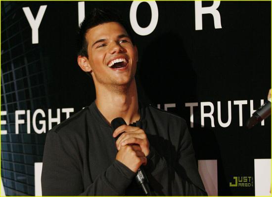 Images de Taylor Lautner à l'avant première d'Abduction