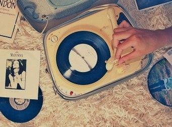 Mademoiselle loves Vinyls  //