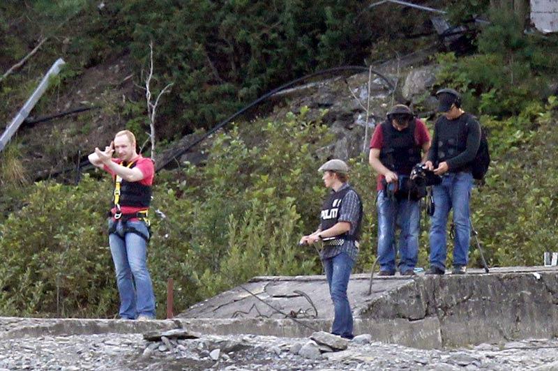 <b></div>Un assassin de glace.</b> C'est tenu en laisse et entravé aux chevilles, mais toujours souriant, que le tueur norvégien Anders Behring Breivik est retourné samedi dernier sur l'île d'Utoya, pour une reconstitution du carnage qu'il y a commis le 22 juillet. Manifestement ravi d'être filmé et photographié en permanence, ce monstre froid s'est prêté avec beaucoup de complaisance à la reproduction, durant huit heures, de tous les gestes qui lui ont permis d'abattre ou d'achever sadiquement 69 adolescents ou jeunes adultes qui participaient à un camp d'été du Parti travailliste. Mais cet exercice obscène, qui a profondément choqué certains rescapés, aurait aussi permis de dégager «de nombreux éléments nouveaux». 