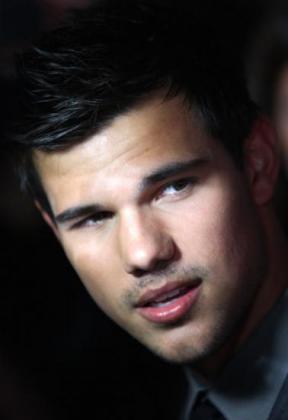 Nouvelles images de Taylor Lautner à l'avant première d'Abduction
