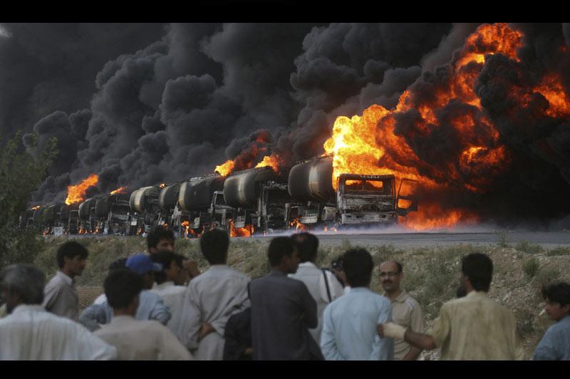 <b></div>Incendiés</b>. Une douzaine d’hommes à moto ont attaqué, lundi, dans la province du Baloutchistan, au Pakistan, un convoi de camions de carburant allant ravitailler les troupes de l’Otan en Afghanistan voisin. Dix-neuf camions ont été entièrement ou partiellement incendiés, sept autres n’ont pas été touchés. Le convoi était à l’arrêt dans le village de Kolpur, près de Quetta, pour attendre une escorte policière. L’essentiel des approvisionnements de l’Otan en Afghanistan transite par le Pakistan. Les talibans n’avaient pas revendiqué l’attaque, lundi. 