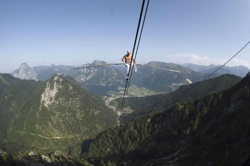 <b></div>Défi</b>. «Rendre possible l'impossible», telle est la devise de Freddy Nock. Et, fidèle à cette devise, le funambule suisse a poursuivi, lundi, sa quête de records en parcourant, sans sécurité, une bonne partie des 2917 mètres de câble du téléphérique de Feuergokele à Ebensee, en Autriche et a ainsi réalisé le plus long trajet sur un câble avec une pente constante. L'artiste de 46 ans, qui a débuté son défi samedi en Allemagne, doit tenter cette semaine cinq autres records, l’objectif étant de récolter 70.000 francs suisse pour aider des enfants pauvres au Bangladesh. 