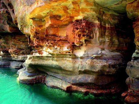 Le file de l’eau mène à des roches où la nature est demeurée intacte, dans la région de Kimberleys, en Australie.
