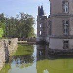 L'entrée s'effectue par le portail central