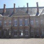 et non dans la cour d'honneur