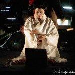 Elle retourne contre elle le sabre de son père