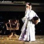 Elle jette des pluies de pétales de cerisier