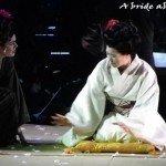 Elle comprend qu'elle a été trompée et s'effondre