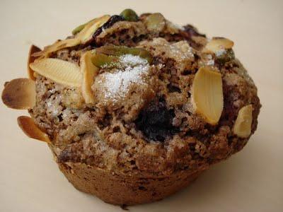 Muffins violets au son d'avoine et fruits rouges mélangés.