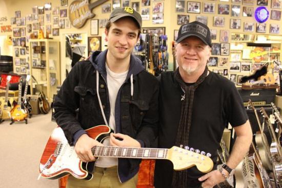 Robert Pattinson s'offre une nouvelle guitare ???