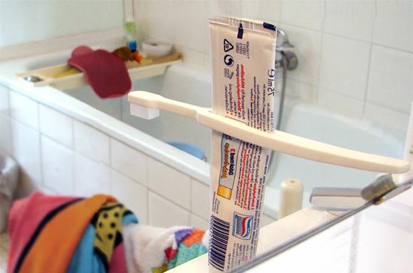 Tubesqueezing-toothbrush_1.jpg
