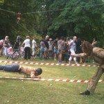 URGENT : expédition végétale sur Metz ! Le professeur prélève des végétaux du haut de son brancard.