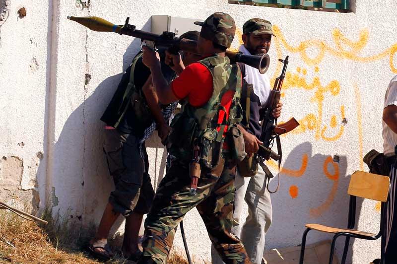 <b></div>Derniers bastions</b>. La «victoire incontestable» des rebelles n’est pas encore totale à Tripoli. La capitale libyenne reste le théâtre d’affrontements entre rebelles et pro-Kadhafi. Dans le secteur de Bab al-Azizia, aux alentours de la résidence Mouammar Kadhafi, les loyalistes accueillent les insurgés à coups de sniper. Mais de Mouammar Kadhafi, l'homme le plus recherché du pays et dont la tête a été mise au prix de 1,7 million de dollars, pas de traces. Cependant, selon certaines sources, il se pourrait bien que le «Guide» soit rapidement localisé… 