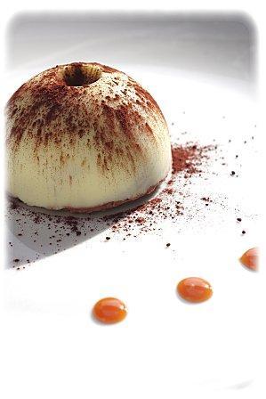 Dome de mousse au chocolat au coeur coulant de caramel sur son croustillant pralinoise Dome-de-mousse-au-chocolat-coeur-caramel.jpg