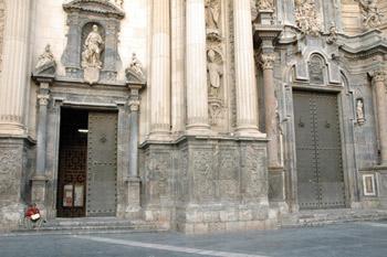 sur la place de la cathédrale de murcia