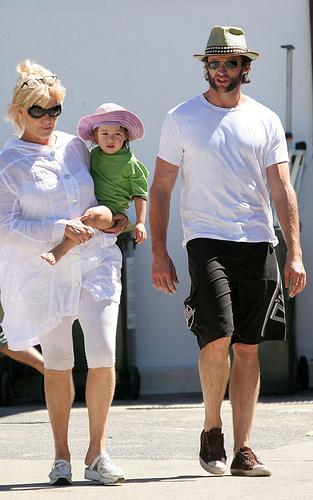 Hugh Jackman avec sa petite famille à la plage