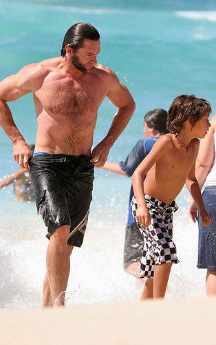 Hugh Jackman avec sa petite famille à la plage