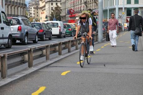 Une vraie fausse piste cyclable sur le pont du Mont-Blanc! 20110829_9788-ssssss1111.jpg