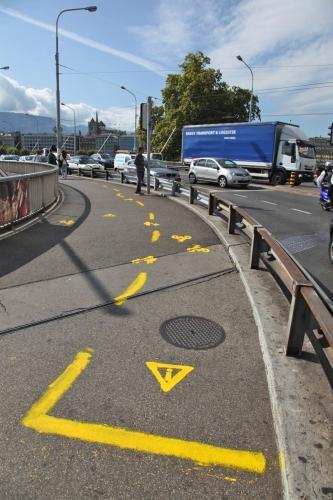 Une vraie fausse piste cyclable sur le pont du Mont-Blanc! 20110829_9756-ssssss1111.jpg