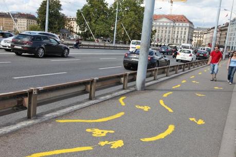 Une vraie fausse piste cyclable sur le pont du Mont-Blanc! 20110829_9776-ssssss1111.jpg