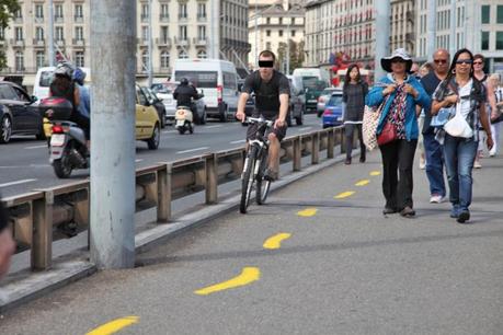 Une vraie fausse piste cyclable sur le pont du Mont-Blanc! 20110829_9778-ssssss1111.jpg