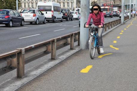 Une vraie fausse piste cyclable sur le pont du Mont-Blanc! 20110829_9785-ssssss1111.jpg