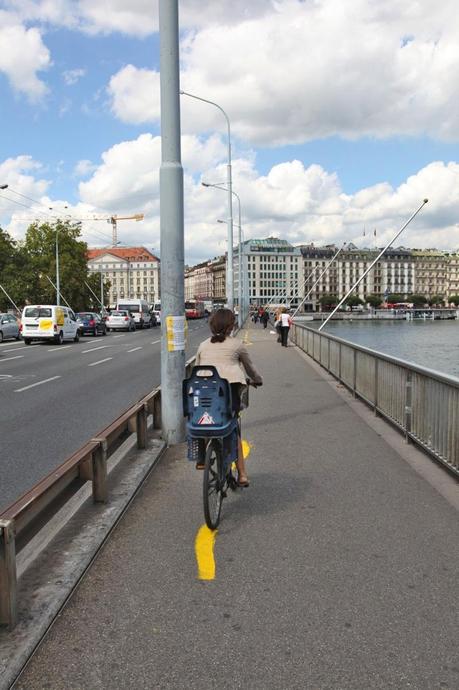 Une vraie fausse piste cyclable sur le pont du Mont-Blanc! 20110829_9770-ssssss1111.jpg
