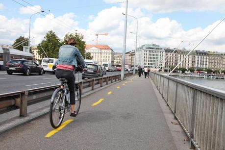 Une vraie fausse piste cyclable sur le pont du Mont-Blanc! 20110829_9772-ssssss1111.jpg