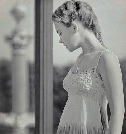 girl and the columns _Daaram