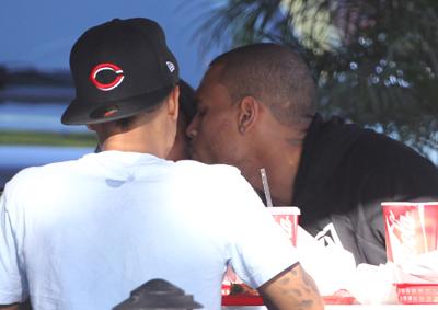Chris Brown embrasse une fille mystère