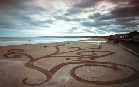 Jamie Wardley : une oeuvre collaborative sur le sable