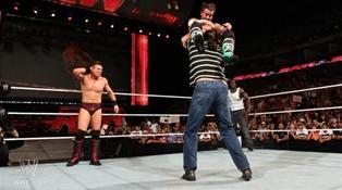 Kevin Nash délivre une PowerBomb à CM Punk lors du Raw du 29/08/2011