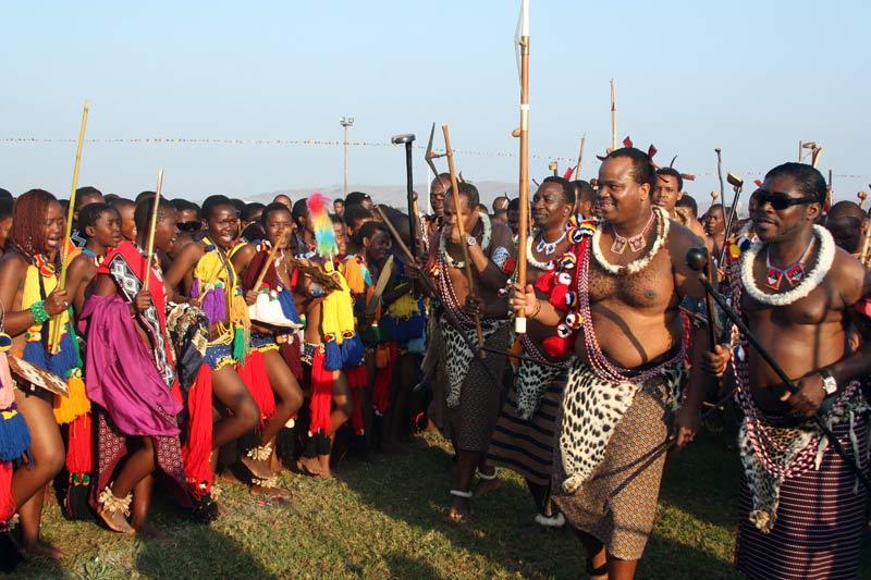 <b></div>Des roseaux, des femmes</b> - Des dizaines de milliers de femmes se sont rassemblées lundi à Mbabane pour la traditionnelle cérémonie de l’Umhlanga, aussi connue sous le nom de «danse du roseau». Des jeunes femmes célibataires (certaines n’ont que dix ans) venant de tout le Swaziland se sont rendues en cortèges devant le roi Mswati III et ont présenté leurs hommages à la reine mère. Ces fêtes sont souvent l’occasion pour le roi de se trouver une nouvelle épouse, bien qu’il en compte déjà treize à ce jour. 