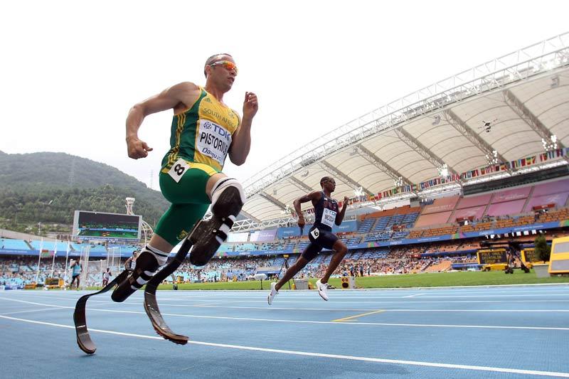 <b></div>Historique</b> - Oscar Pistorius est né sans péronet et a été amputé des deux pieds à l’âge de 11 ans. Premier athlète handisport à participer à des championnats du monde d’athlétisme classiques, le sportif au mental de plomb n’est pas parvenu à se qualifier pour la finale du 400 mètres, lundi, à Daegu. Le sud africain qui court sur des lames en fibre de carbone, a terminé sa dernière course en 46“19. Les 13èmes championnats du monde d'athlétisme qui ont débuté samedi se dérouleront jusqu’au 4 septembre 2011, en Corée du Sud. 