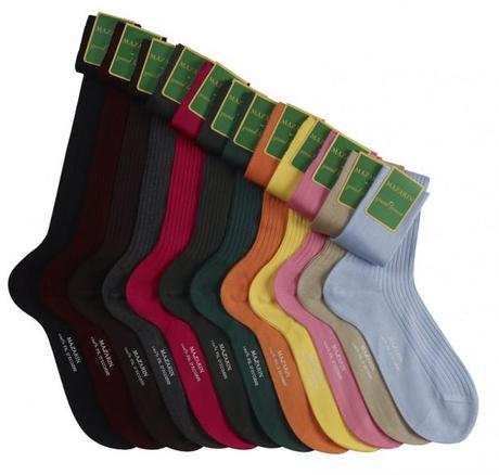 chaussettes couleur mazarin meschaussettesrouges 620x591 Le costume cravate en entreprise : Décryptage d’un dress code