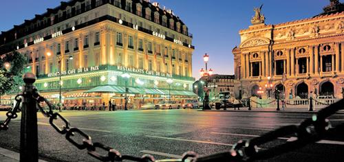 Tu-seras-mon-fils-film-exterieur-place-de-l-opera-cafe-de-la-paix-hoosta-magazine-paris