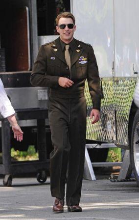 Scarlett_Johansson_walks_set_Avengers_filming_E29TQ705CFzl.jpg