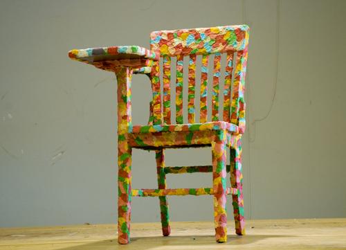 Une chaise recouverte de chewing gum