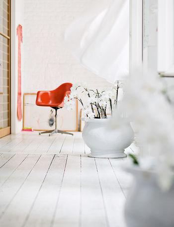 Un loft zen décoré en camaïeux de blancs par Johanne Riis Un loft très zen, entièrement décoré en camaïeux de blancs