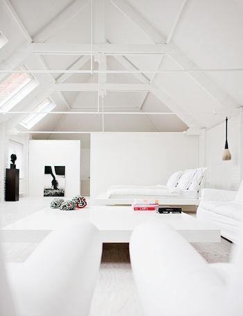 Un loft zen décoré en camaïeux de blancs par Johanne Riis - Vue de la chambre à coucher Un loft très zen, entièrement décoré en camaïeux de blancs