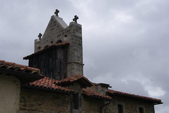 Au Pays Basque : petite merveille perdue au milieu de nulle part : St Nicolas d'Harambels, sur les chemins de St Jacques